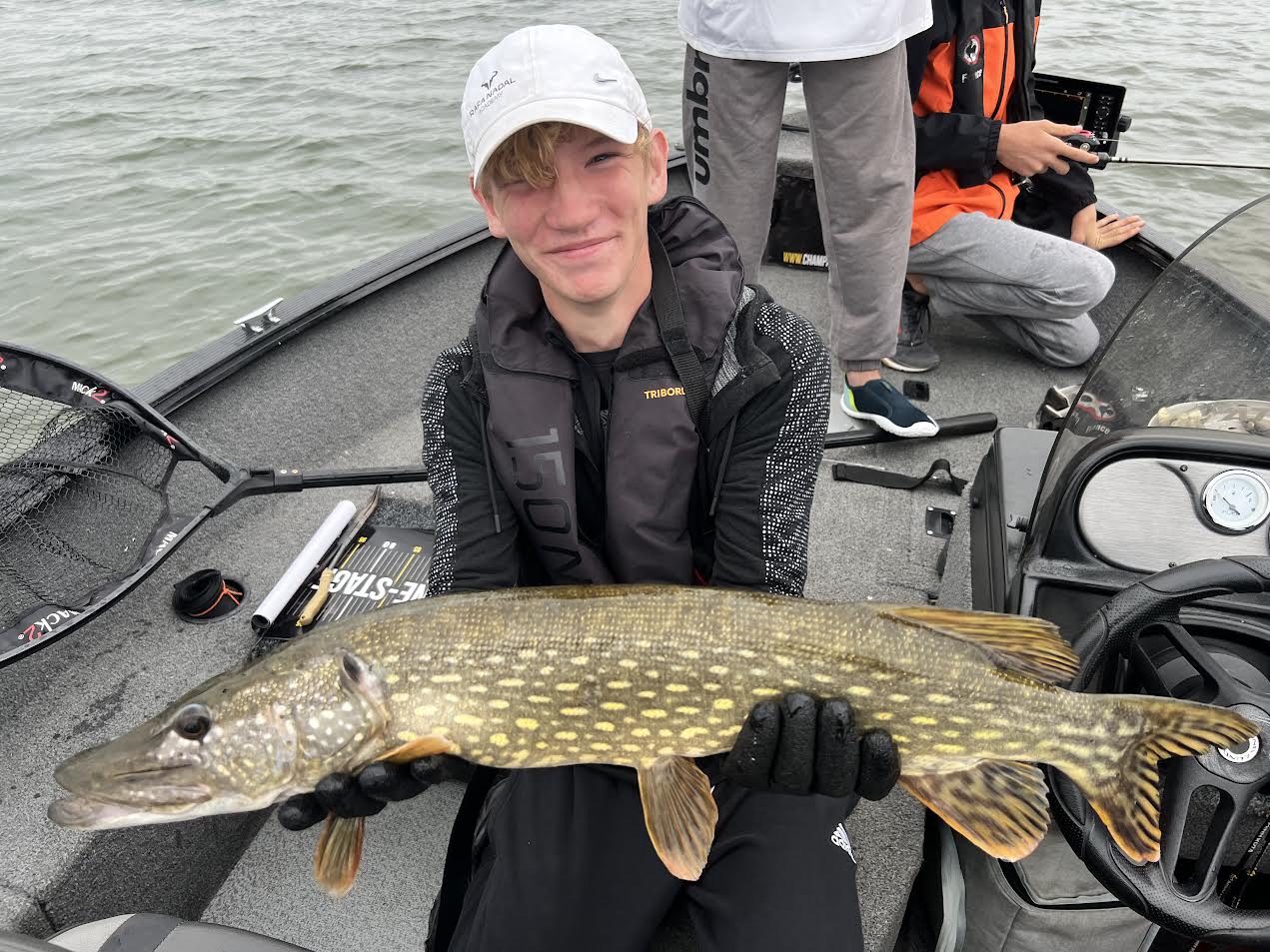 Jeune stagiaire tenant un brochet au lac du Der
