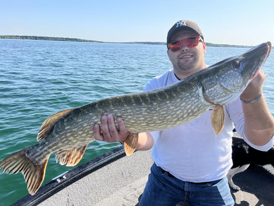 Lucas brochet 98 cm guidage lac du Der Lucas tenant un beau brochet pêché au lac du Der