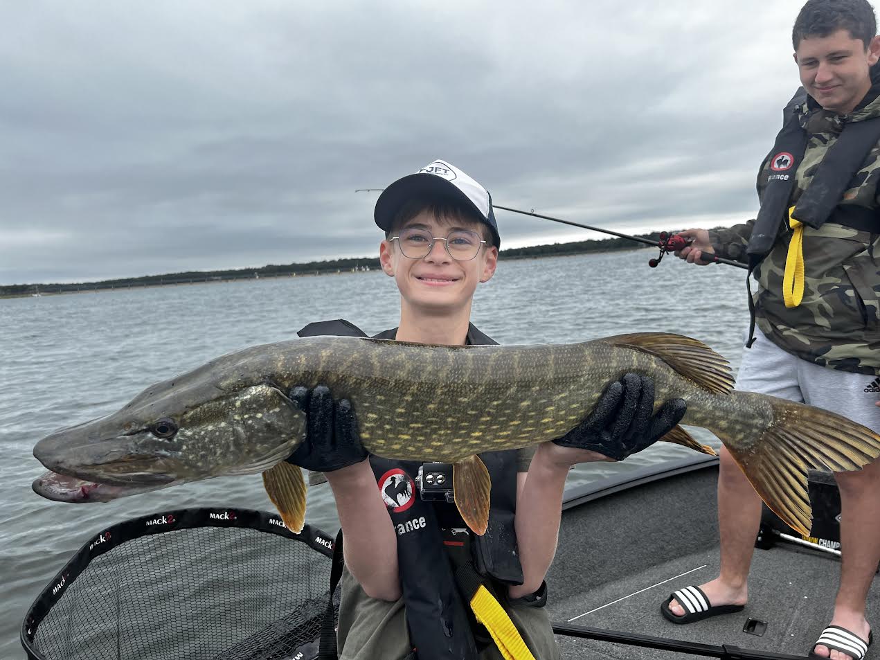 Jeune stagiaire heureux avec un brochet de 98 cm pris en bateau sur le lac du Der