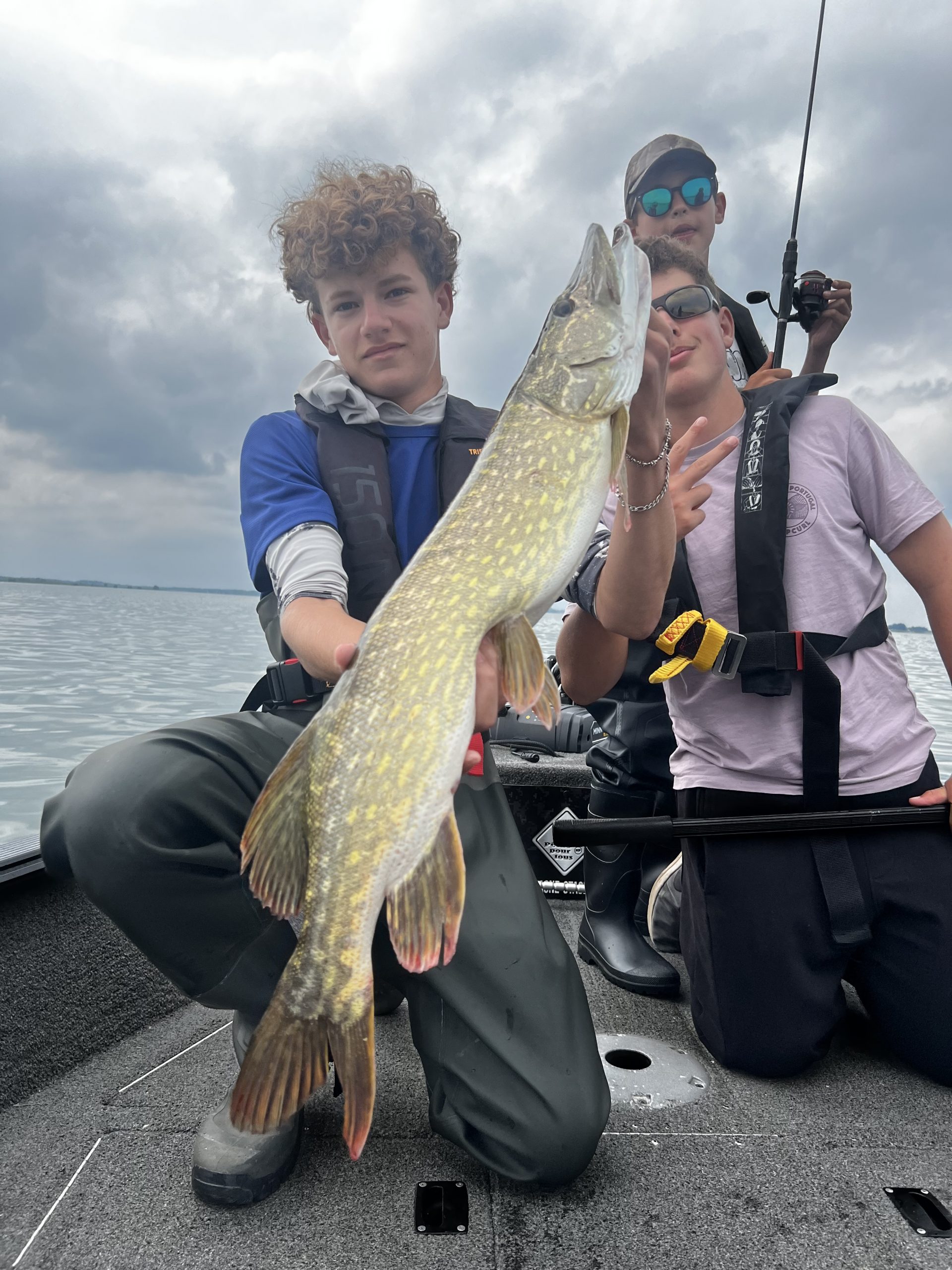 Milo avec un joli brochet capturé lors d’un stage pêche sur le lac du Der