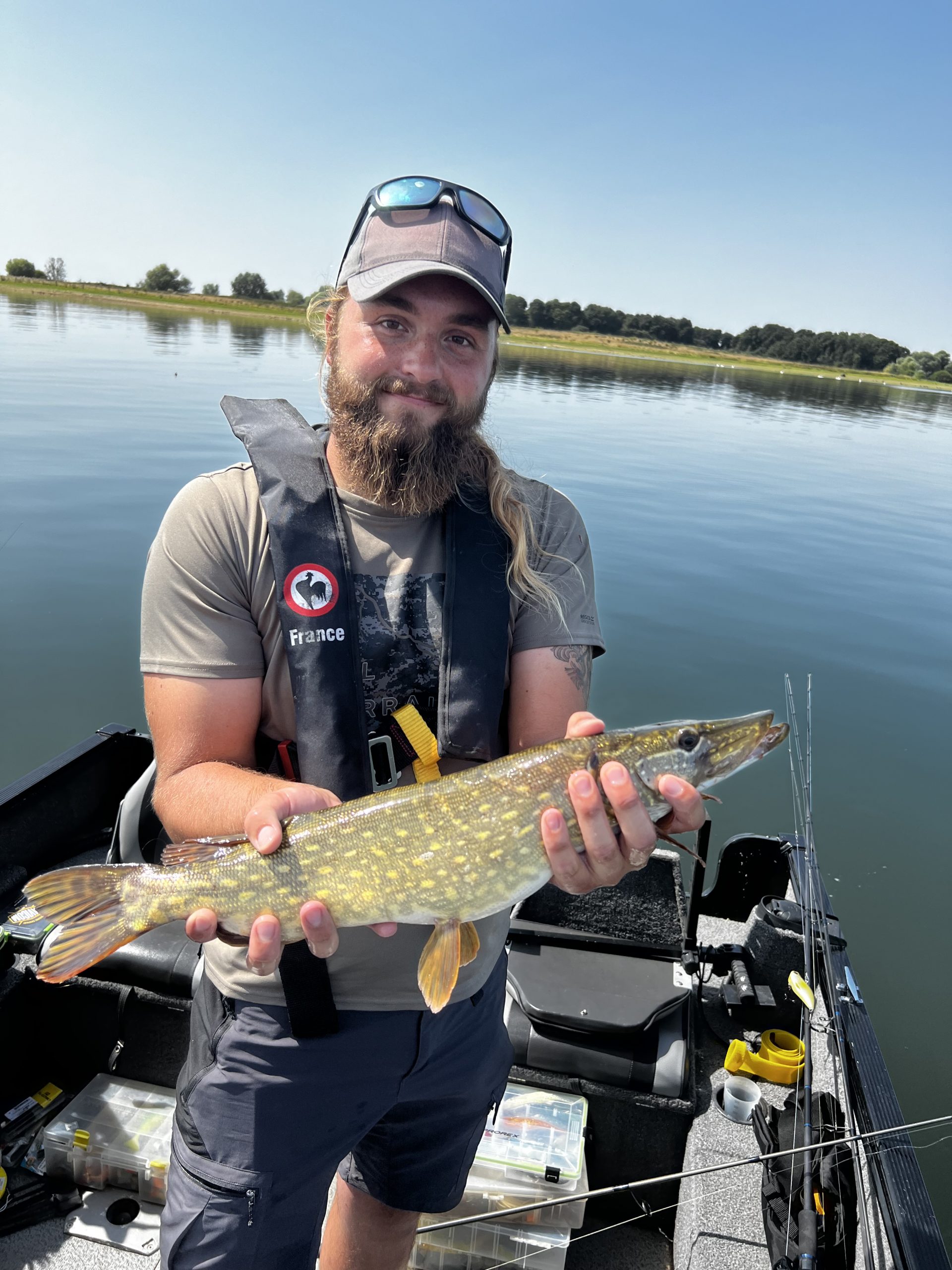Beau-père et beau-fils en guidage pêche sur le lac du Der à bord d’un Lund