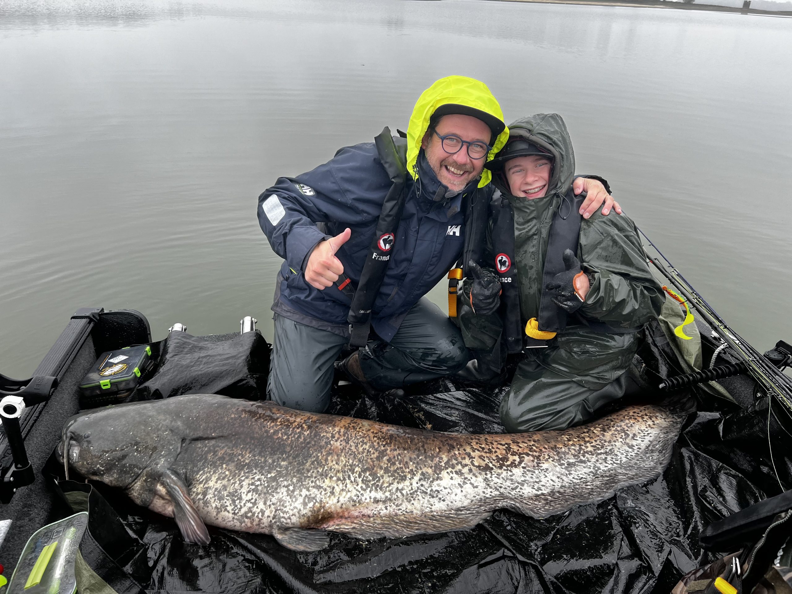 Père et fils posant agenouillés avec un silure de plus de 2 mètres au lac du Der</p>
<p>
