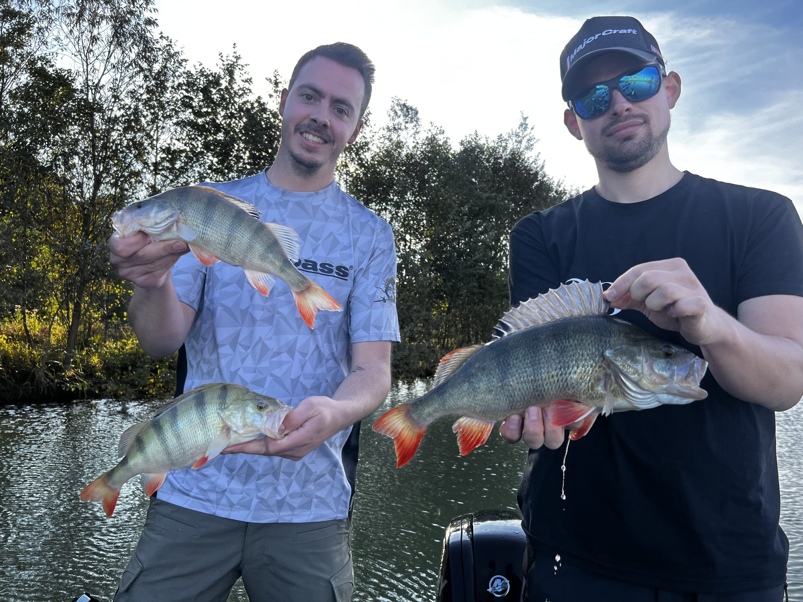 Deux pêcheurs  tenant de belles perches lors d’une session sur étang privé