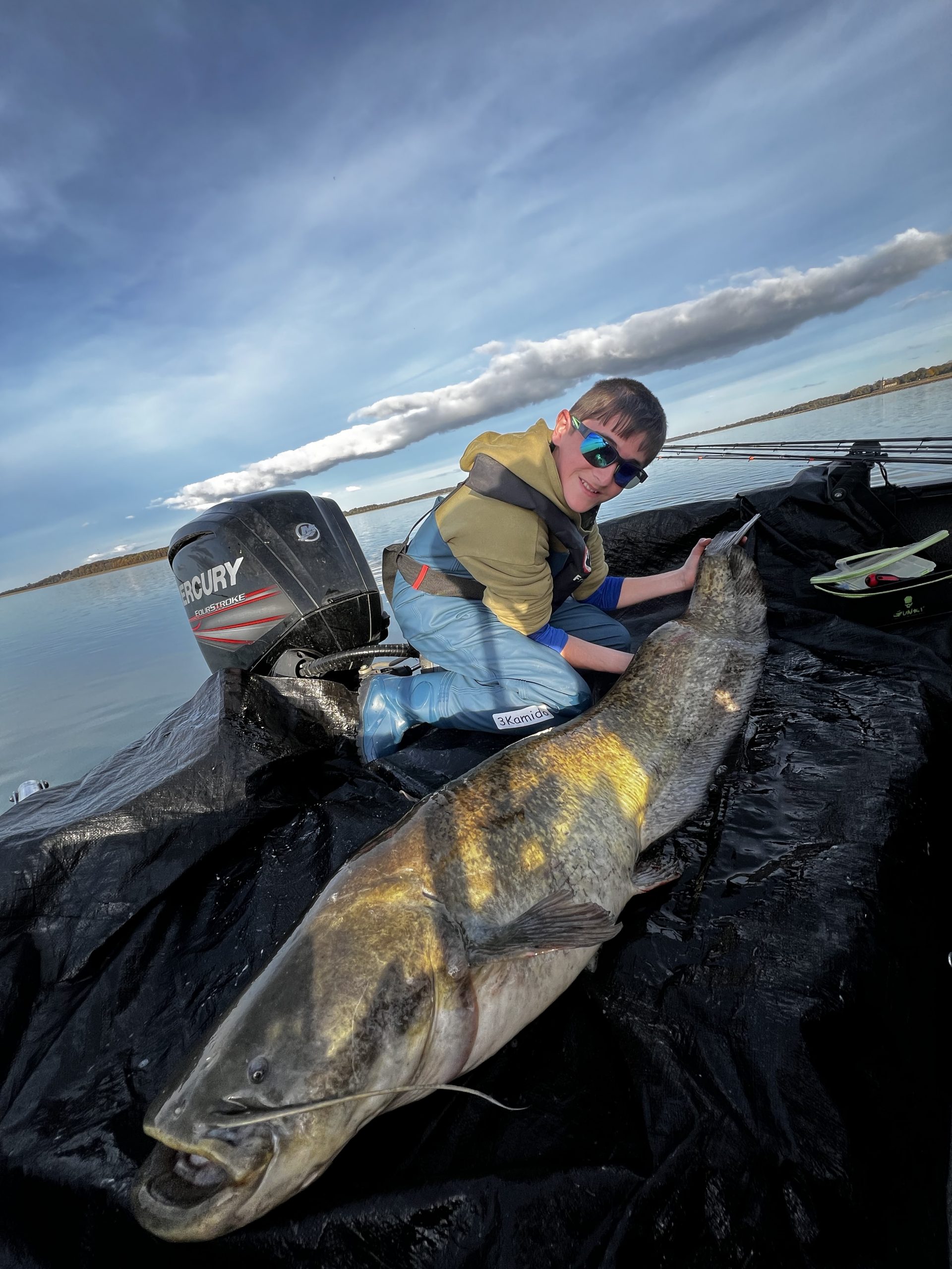 Batiste avec l’un de ses silures pêchés au Lac du Der