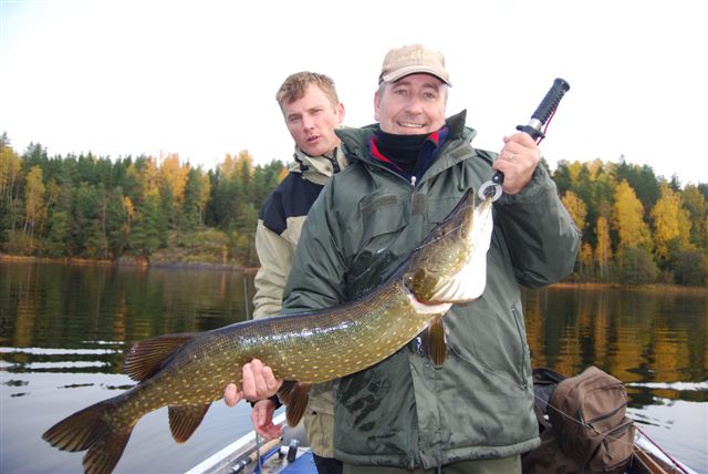 Francis et son guide 18 ans après un séjour de pêche en Suède avec brochet