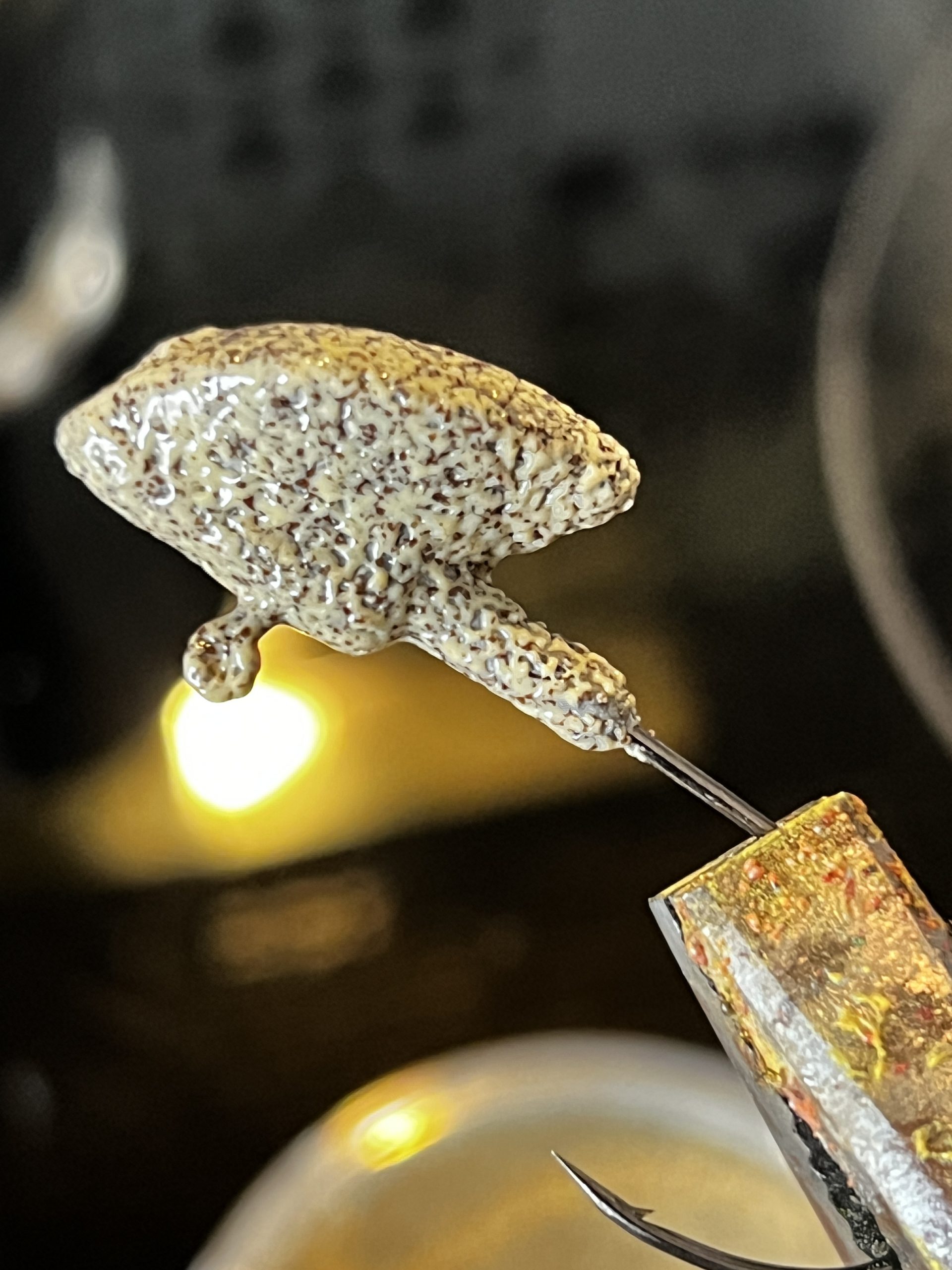 Têtes plombées en cours de plastification pour la pêche du sandre