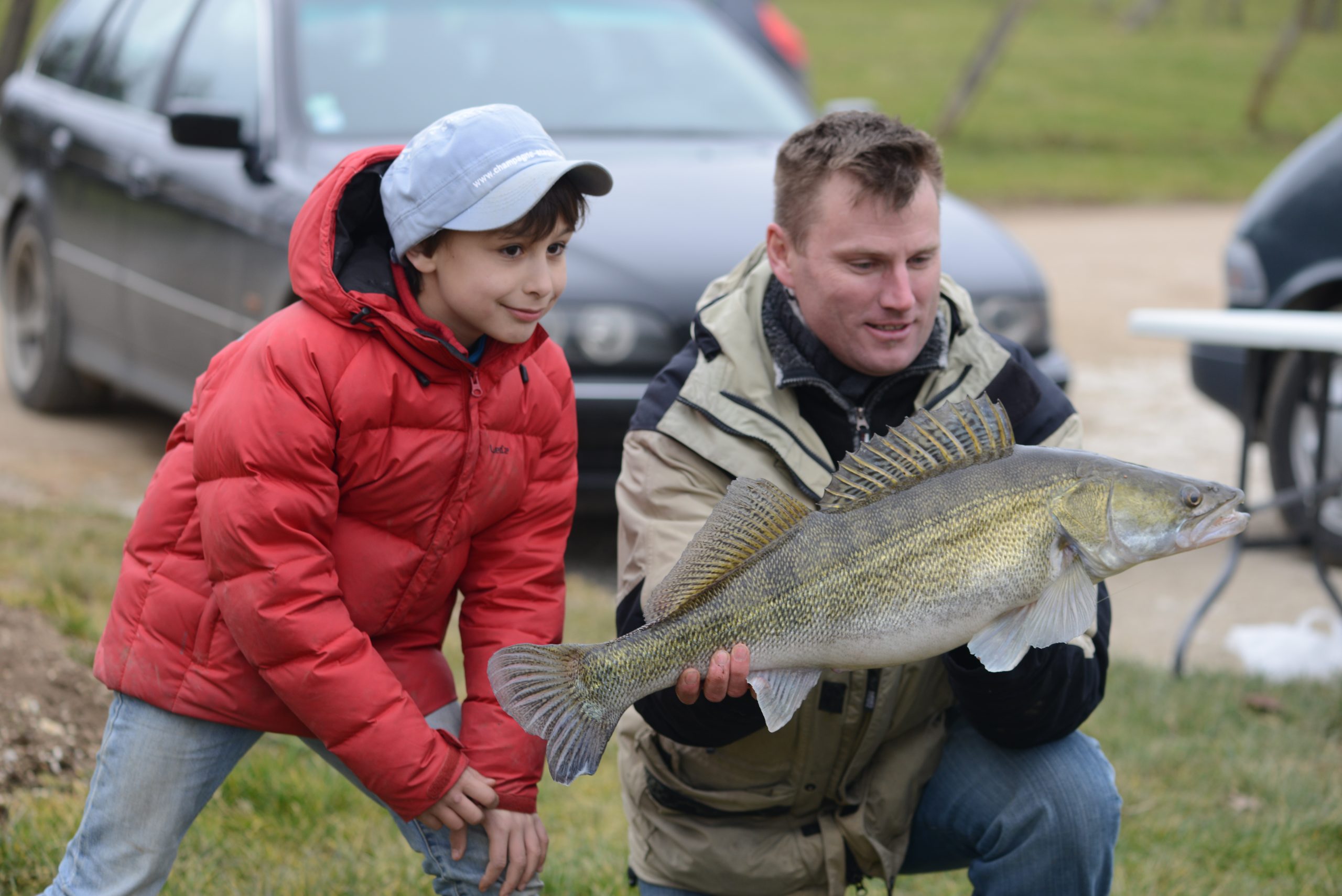 jeune pêcheur tenant un sandre de 90 cm lors d’une colonie de pêche