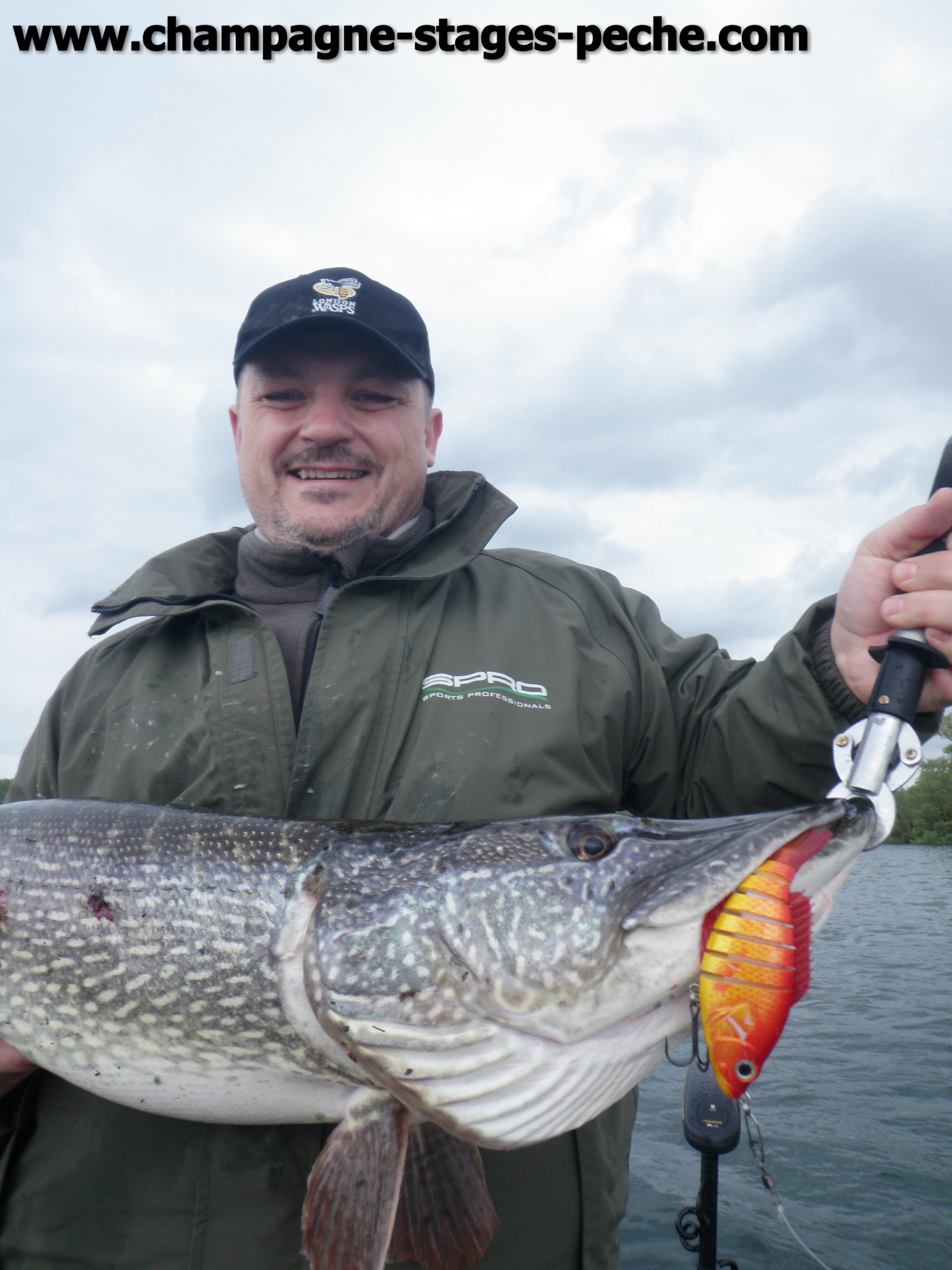 gros brochet du Der tenu par un pêcheur