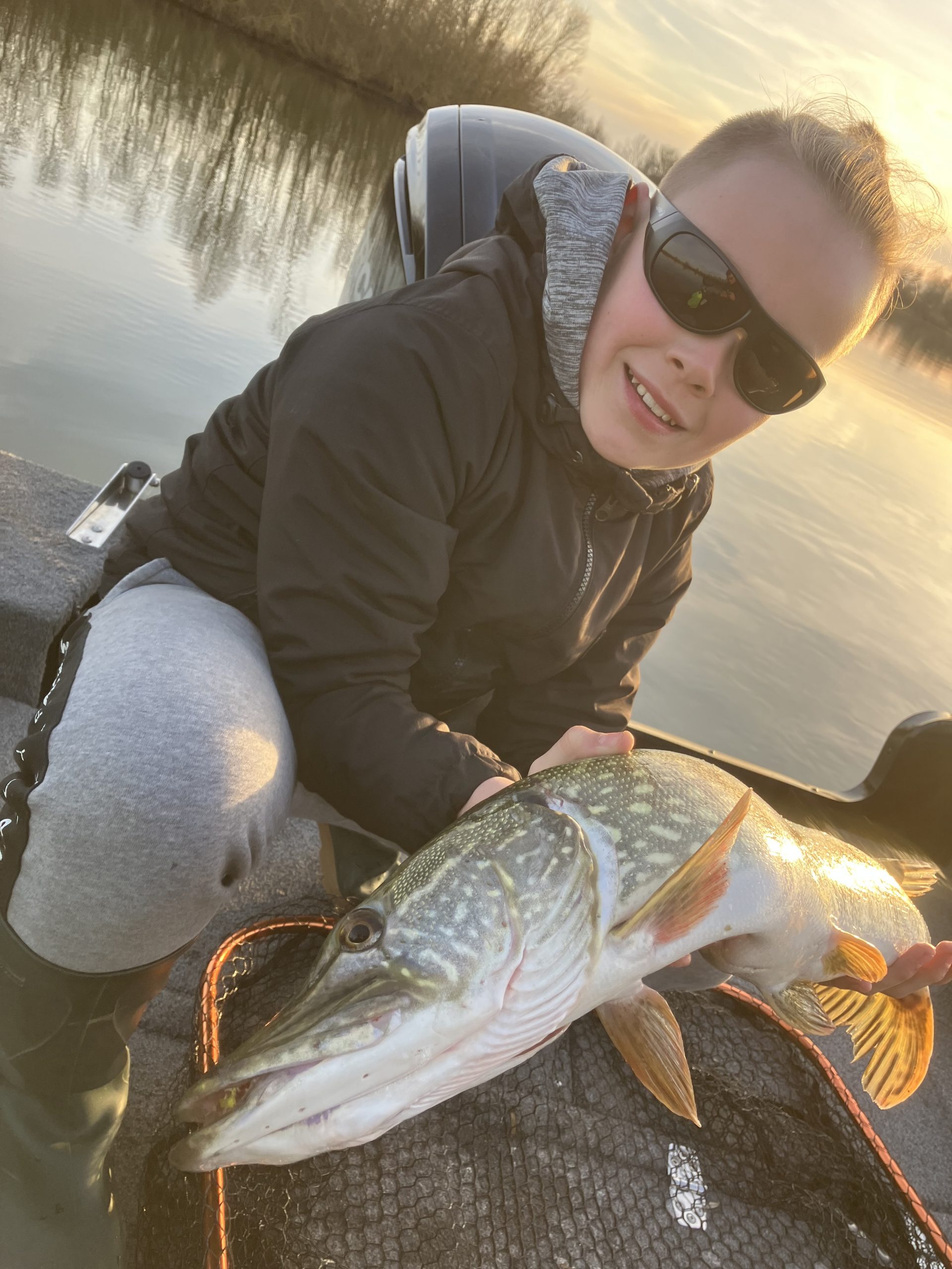 Morgan avec un beau brochet lors d’une session de pêche