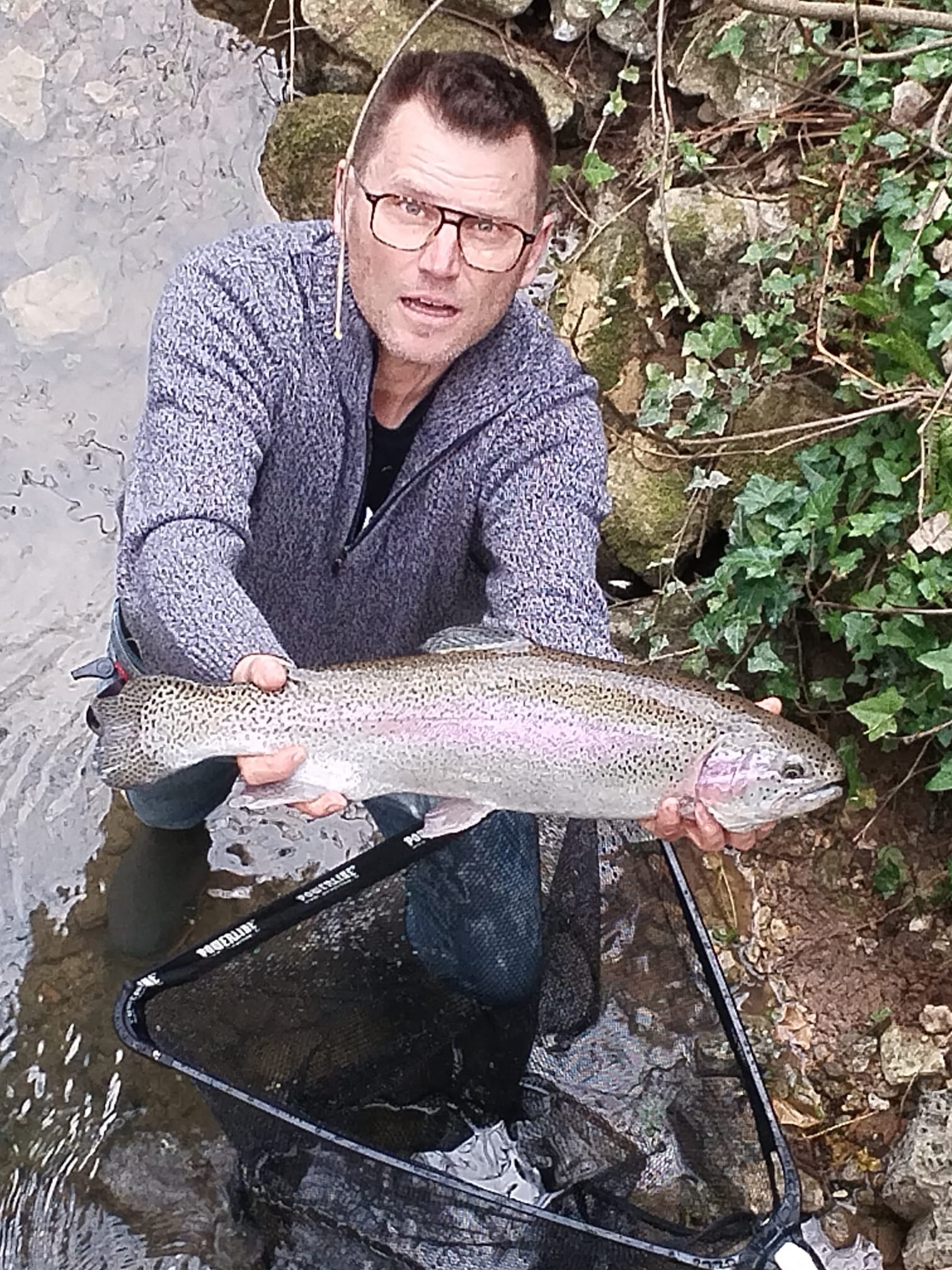 guide de pêche avec une truite de ruisseau de 63 cm