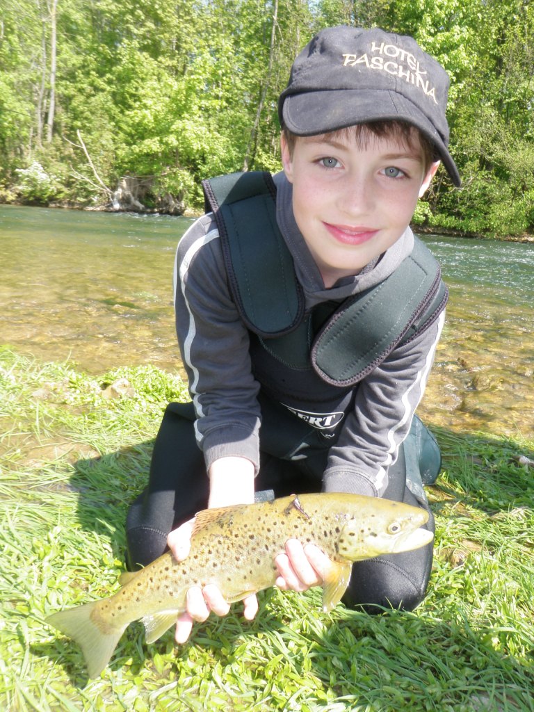Luc avec une grosse truite fario prise en rivière en Marne