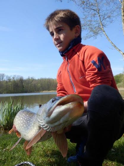 Nicolas tenant un très gros brochet capturé à la pêche à l’anglaise