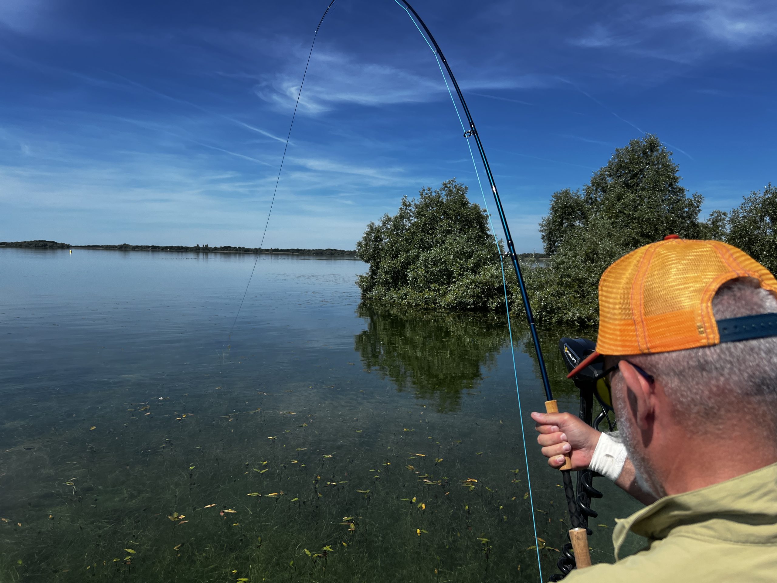 Pêcheur en plein combat avec un silure lors d’un guidage pêche du silure à la mouche au lac du Der