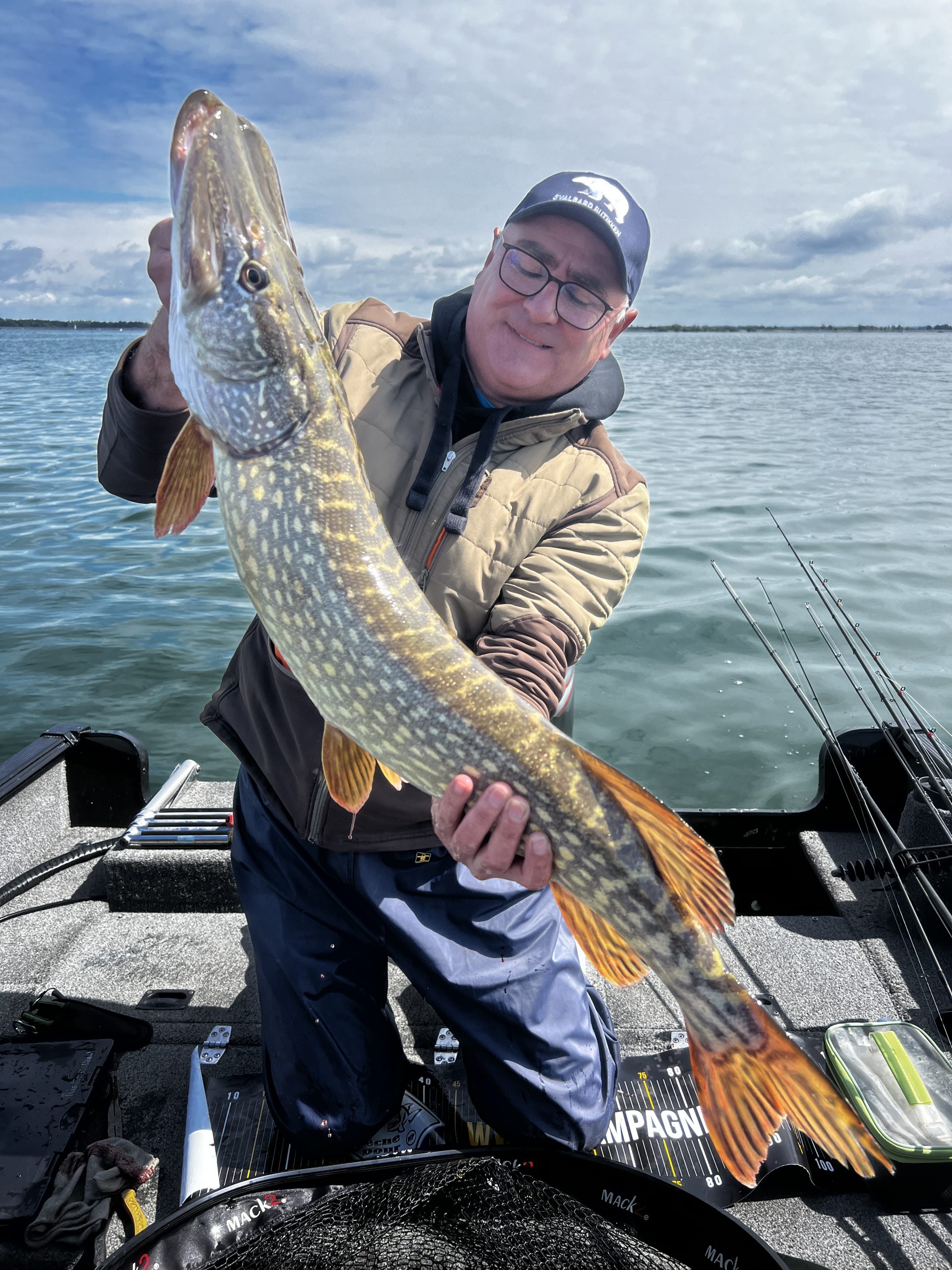 Alexandre avec un brochet de 98 cm capturé lors d’une journée de pêche au lac