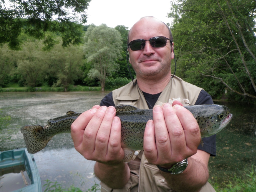 Christophe avec son premier truitevcapturé en stage de pêche à la mouche