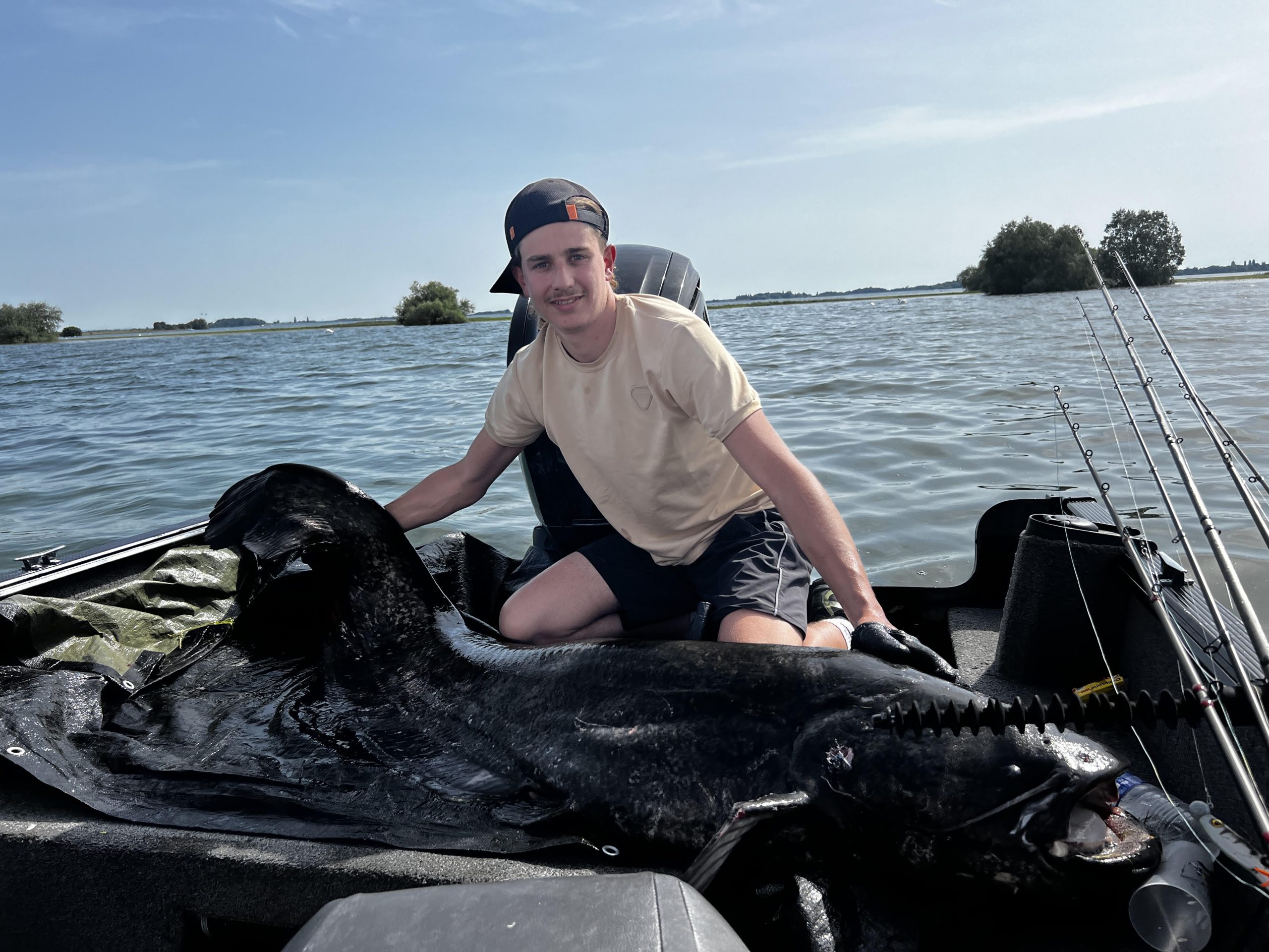 Benjamin combat un silure de plus de deux mètres lors d’un stage de pêche en zone shallow au lac du Der.