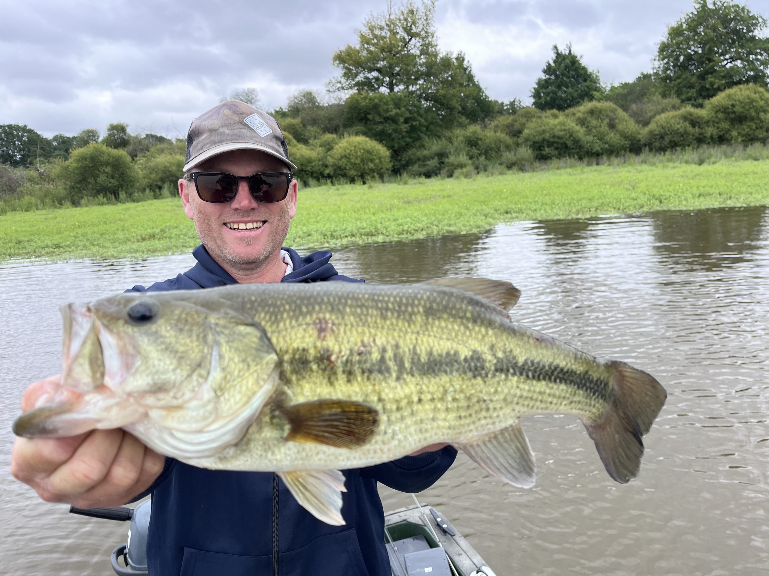 Votre guide présente un magnifique black-bass de plus de 50 cm capturé lors d’une session de pêche.
