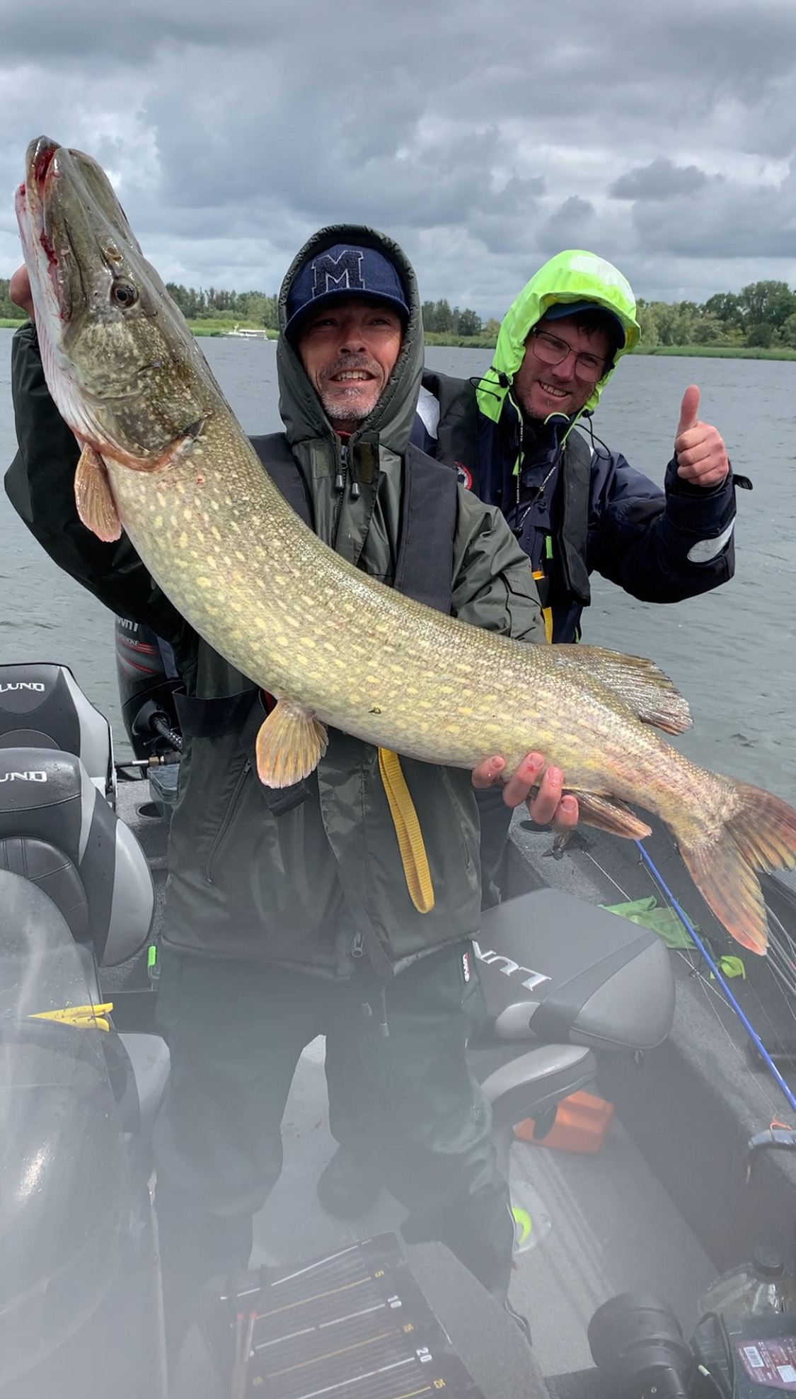 Brian tient fièrement un brochet de 102 cm capturé lors d’une session de pêche en famille en Hollande.