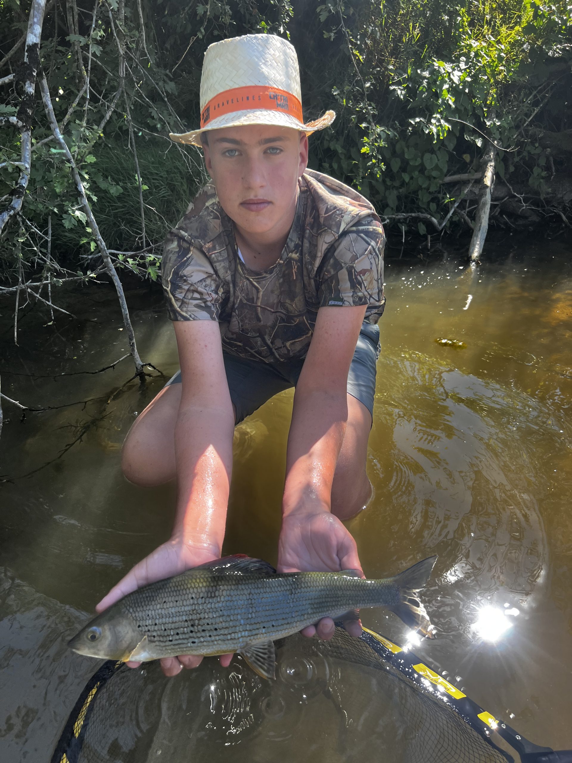 Jeune pêcheur présentant un magnifique ombre de 55 cm pris à la mouche en Haute-Marne.