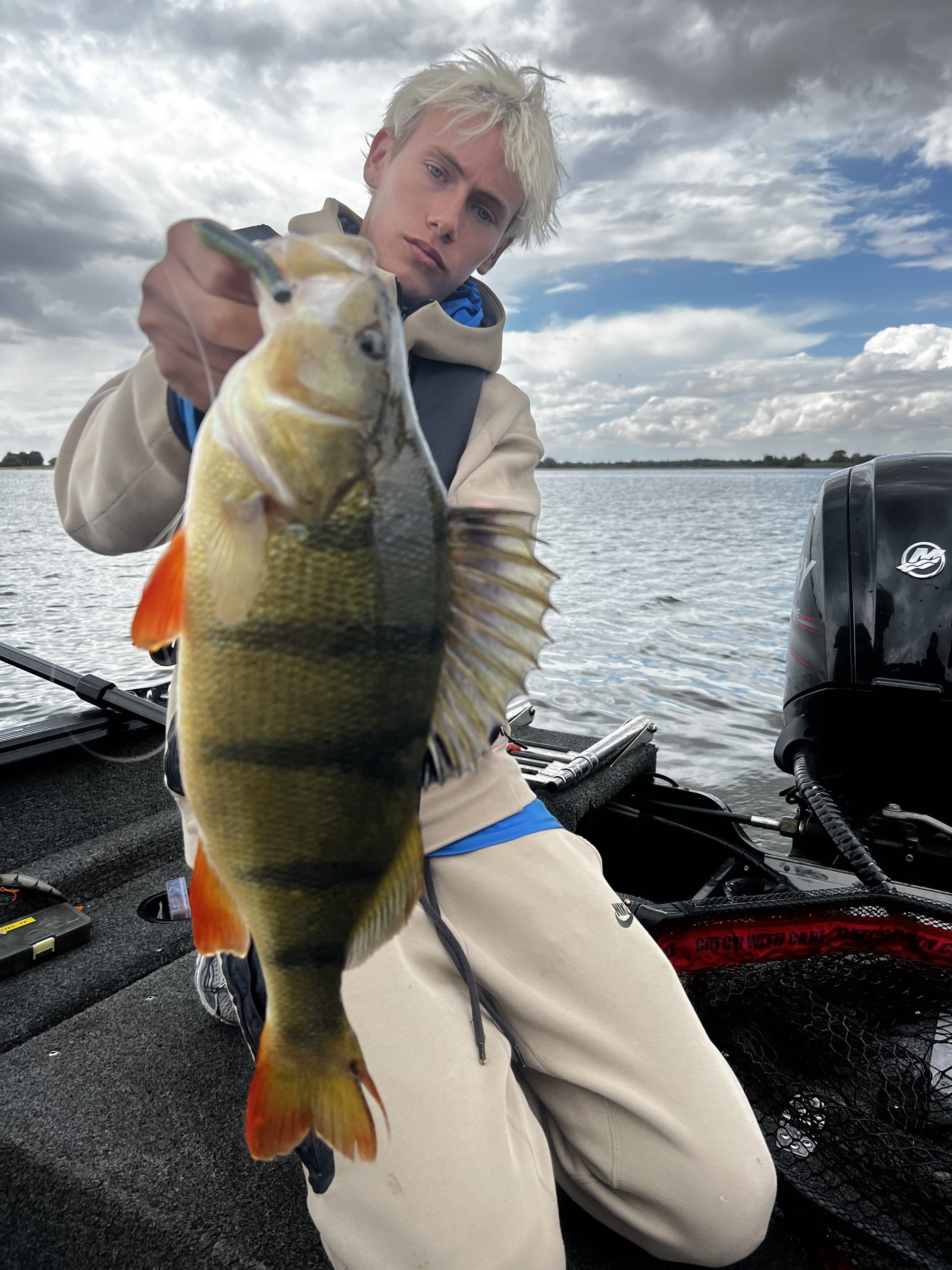 Jeunes pêcheurs présentant de grosses perches capturées au lac du Der avec des cannes Light ZF Baits.