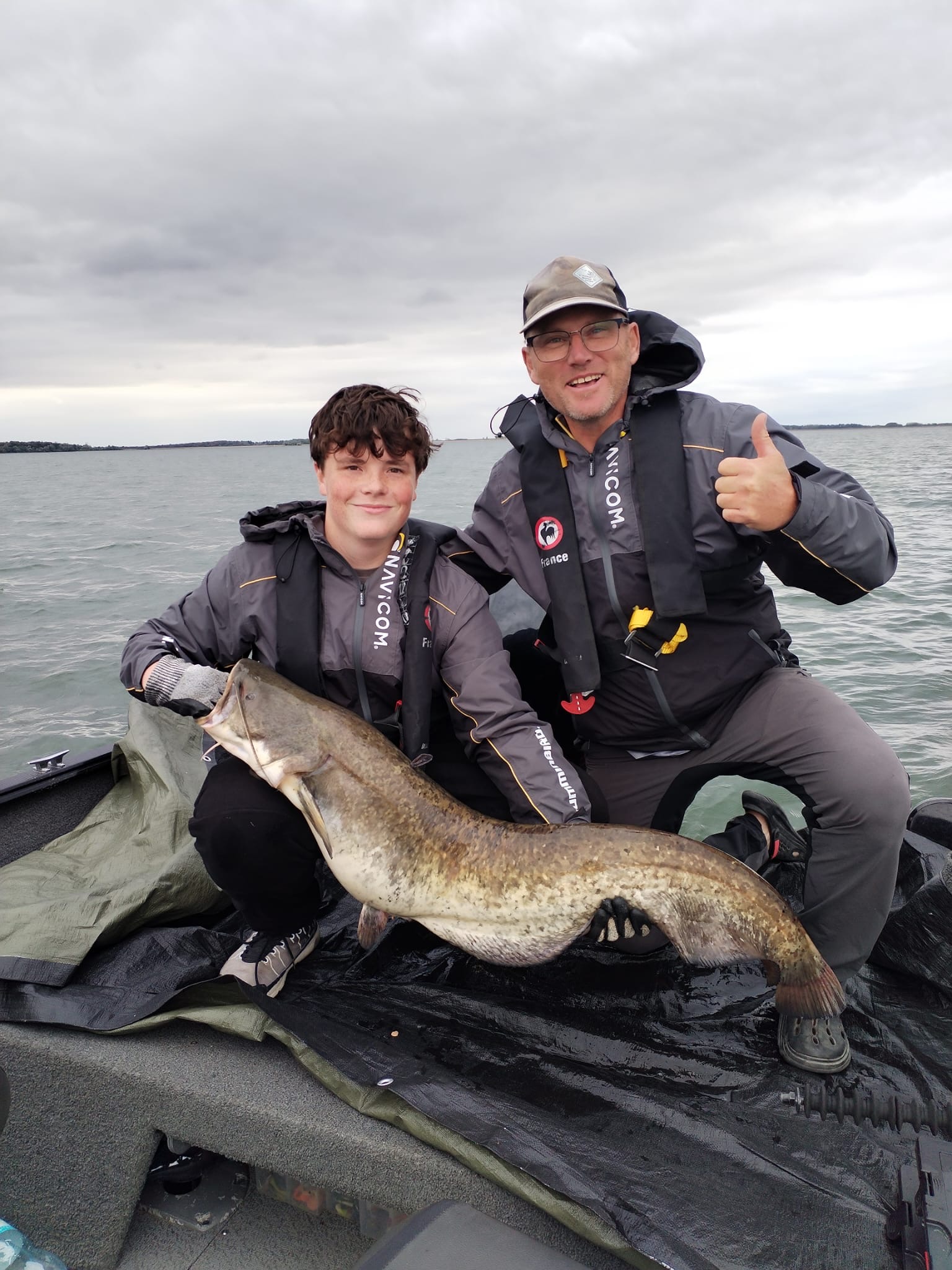 Axel avec son premier silure lors d’une session de pêche au lac du Der