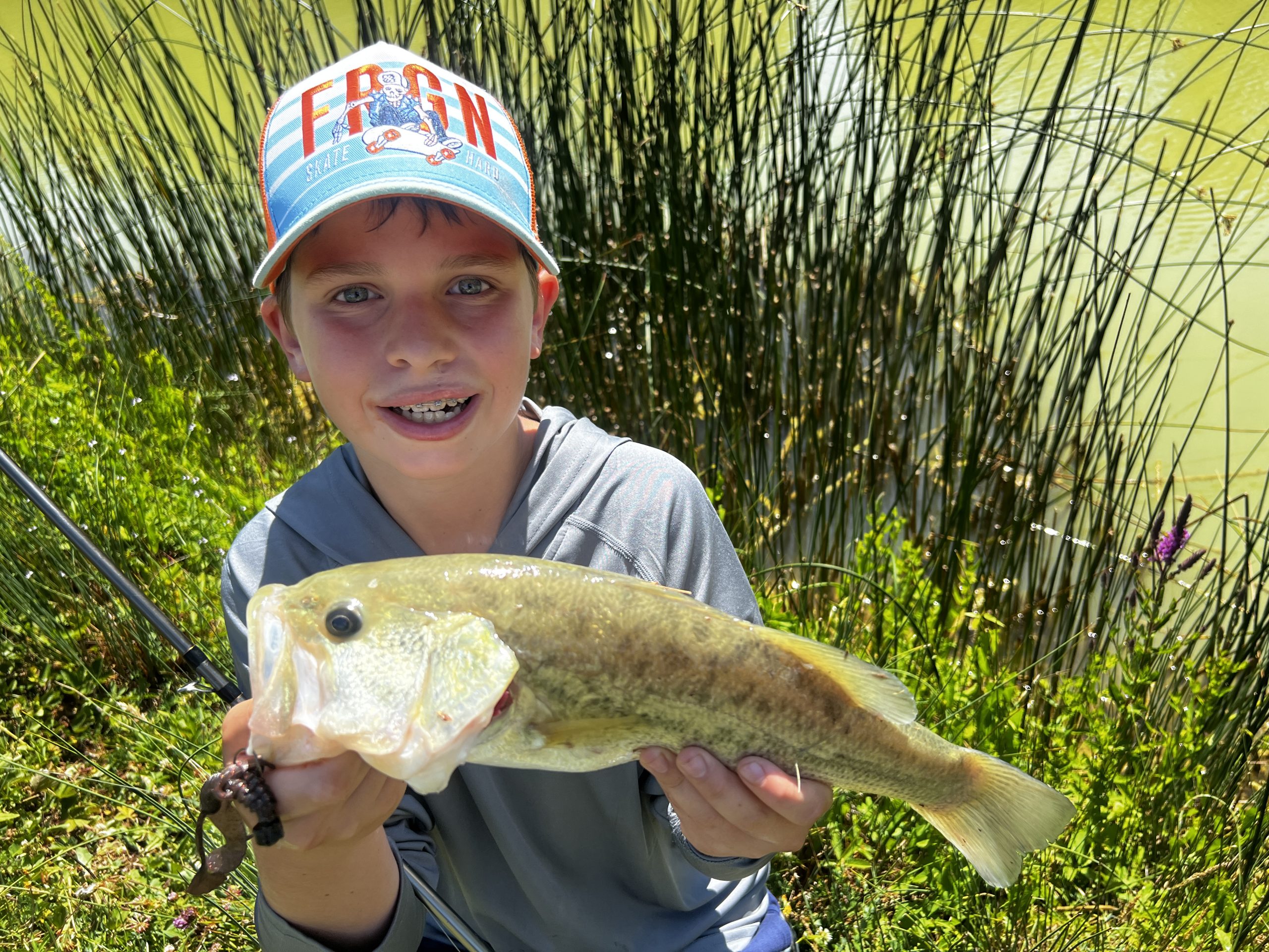 Joli pour un premier black-bass lors d’un stage de pêche jeunes
